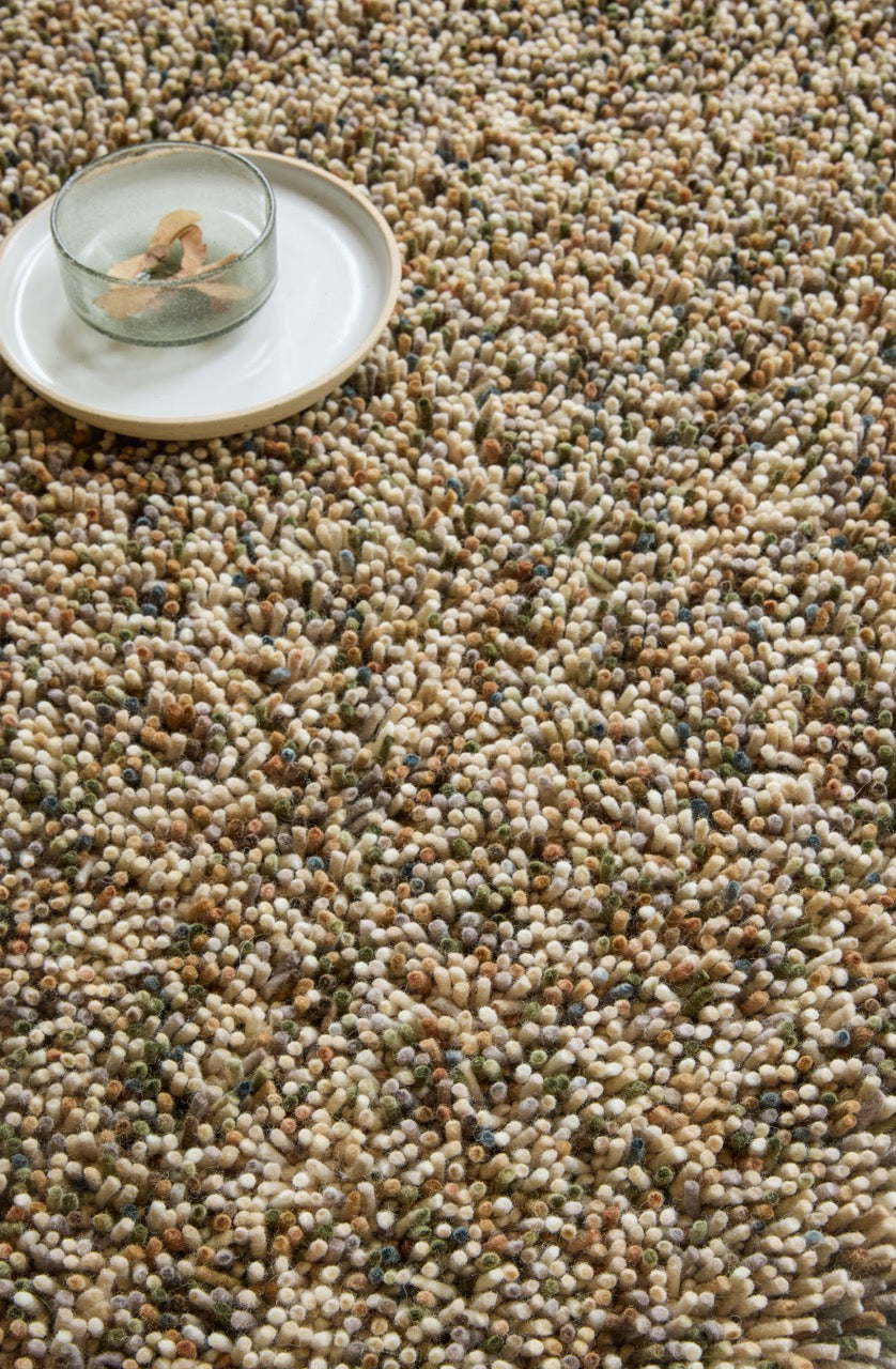 Brink & Campman Loom Natural Moss tapijt in beige en crème met spikkels in mosgroen en bruin, in een interieur, tweede beeld