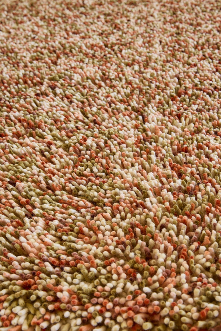 Brink & Campman Loom Pumpkin tapijt in pompoenoranje, koraal en olijfgroen, in een interieur, derde beeld