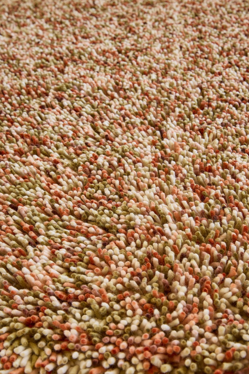Brink & Campman Loom Pumpkin tapijt in pompoenoranje, koraal en olijfgroen, in een interieur, derde beeld