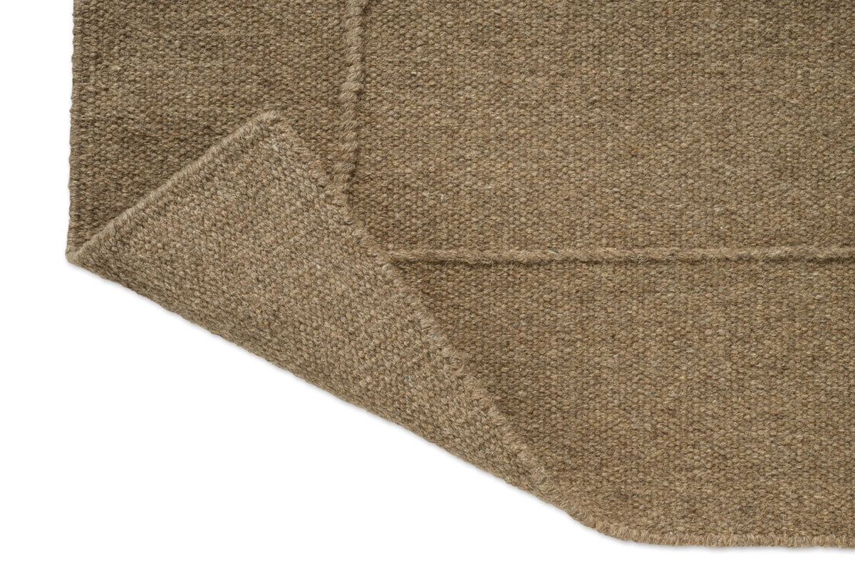 Brink & Campman Senso Blocks Fur Brown tapijt, detail van omgeslagen hoek en achterzijde