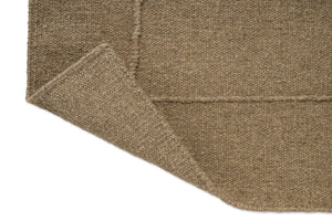 Brink & Campman Senso Blocks Fur Brown tapijt, detail van omgeslagen hoek en achterzijde
