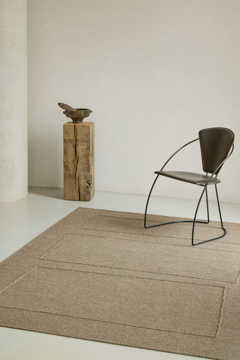 Brink & Campman Senso Blocks Fur Brown tapijt in camelbruin met drie blokken in reliëf, in een interieur