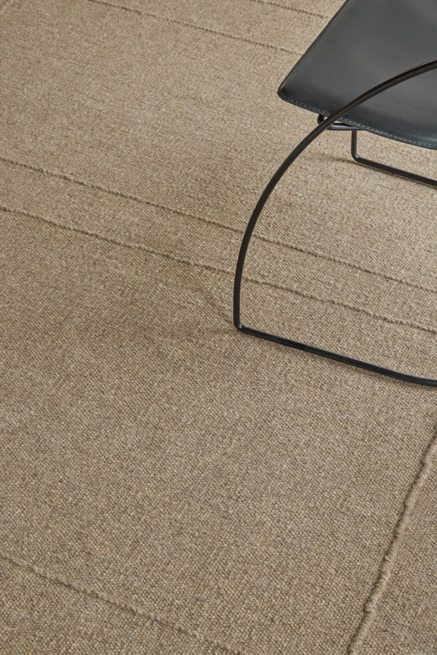 Brink & Campman Senso Blocks Fur Brown tapijt in camelbruin met drie blokken in reliëf, in een interieur, tweede beeld