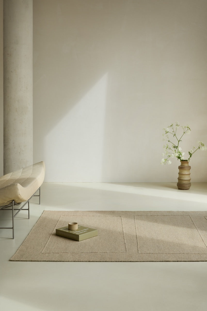 Brink & Campman Senso Blocks Natural tapijt in zandbeige met drie blokken in reliëf, in een interieur