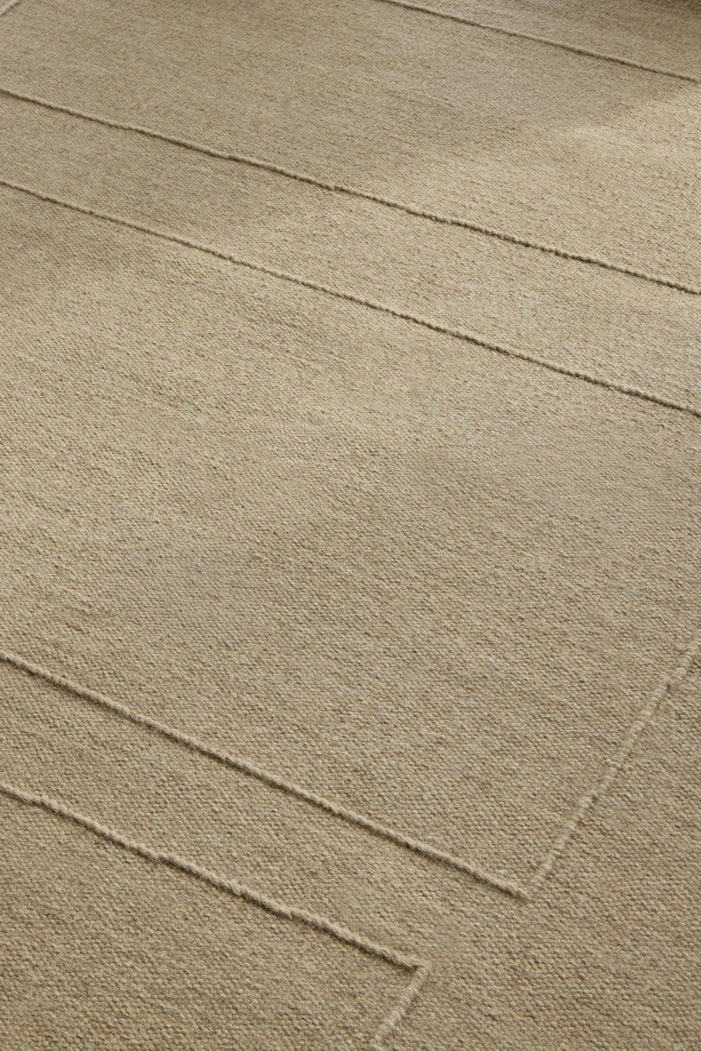 Brink & Campman Senso Blocks Natural tapijt in zandbeige met drie blokken in reliëf, in een interieur, tweede beeld