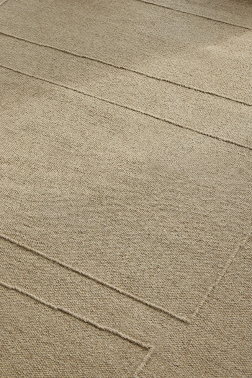 Brink & Campman Senso Blocks Natural tapijt in zandbeige met drie blokken in reliëf, in een interieur, tweede beeld