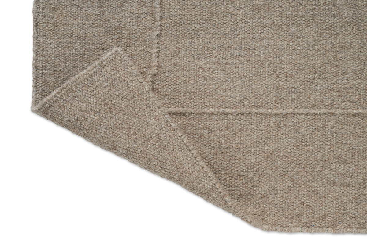 Tapis Brink & Campman Senso Blocks Soft Taupe, détail de l'angle replié et de l'envers