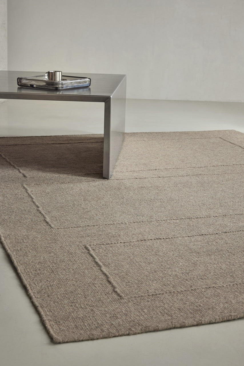 Brink & Campman Senso Blocks Soft Taupe tapijt in grijs taupe met drie blokken in reliëf, in een interieur, tweede beeld