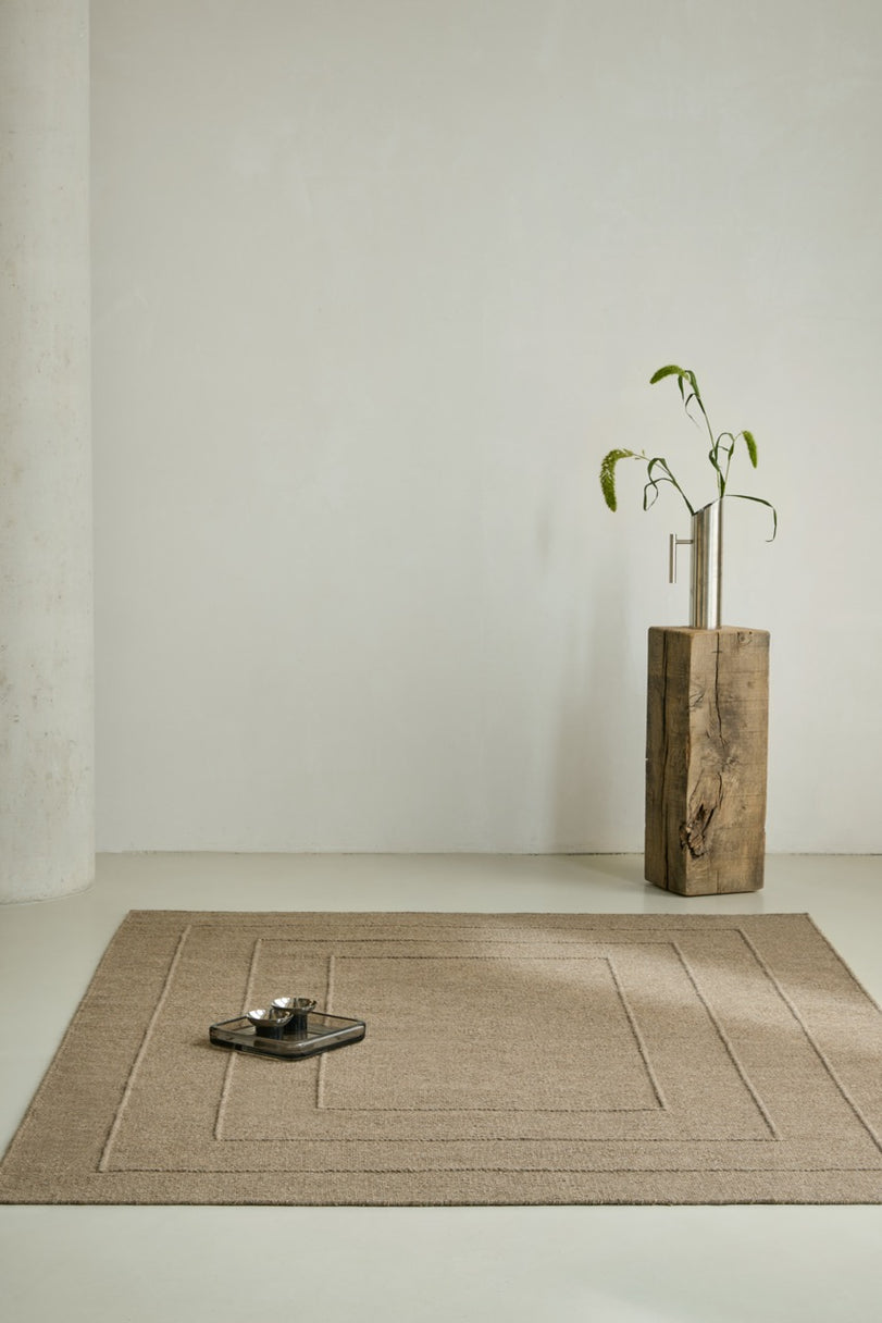 Brink & Campman Senso Border Fur Brown tapijt in camelbruin met drie kaders in reliëf, in een interieur