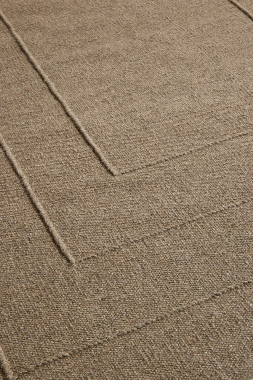 Brink & Campman Senso Border Fur Brown tapijt in camelbruin met drie kaders in reliëf, in een interieur, tweede beeld