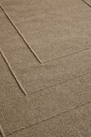 Brink & Campman Senso Border Fur Brown tapijt in camelbruin met drie kaders in reliëf, in een interieur, tweede beeld