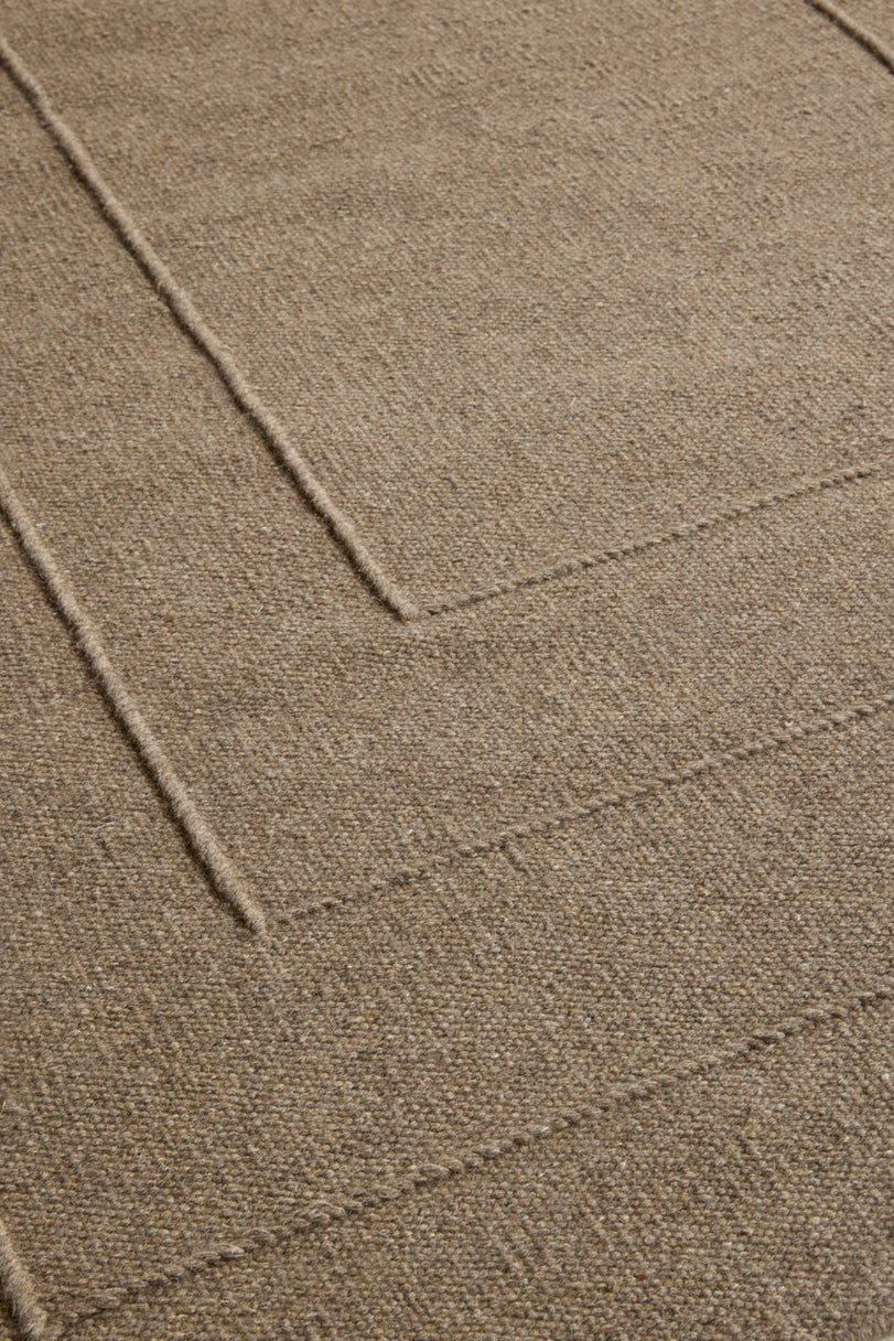 Brink & Campman Senso Border Fur Brown tapijt in camelbruin met drie kaders in reliëf, in een interieur, tweede beeld