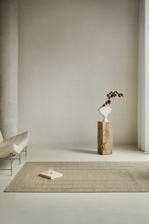 Brink & Campman Senso Border Natural tapijt in zandbeige met drie kaders in reliëf, in een interieur