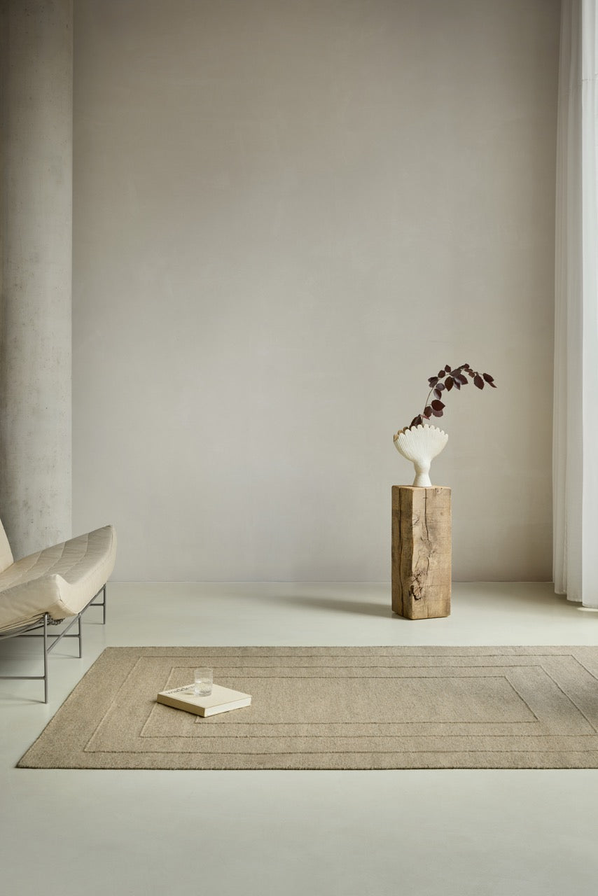 Brink & Campman Senso Border Natural tapijt in zandbeige met drie kaders in reliëf, in een interieur