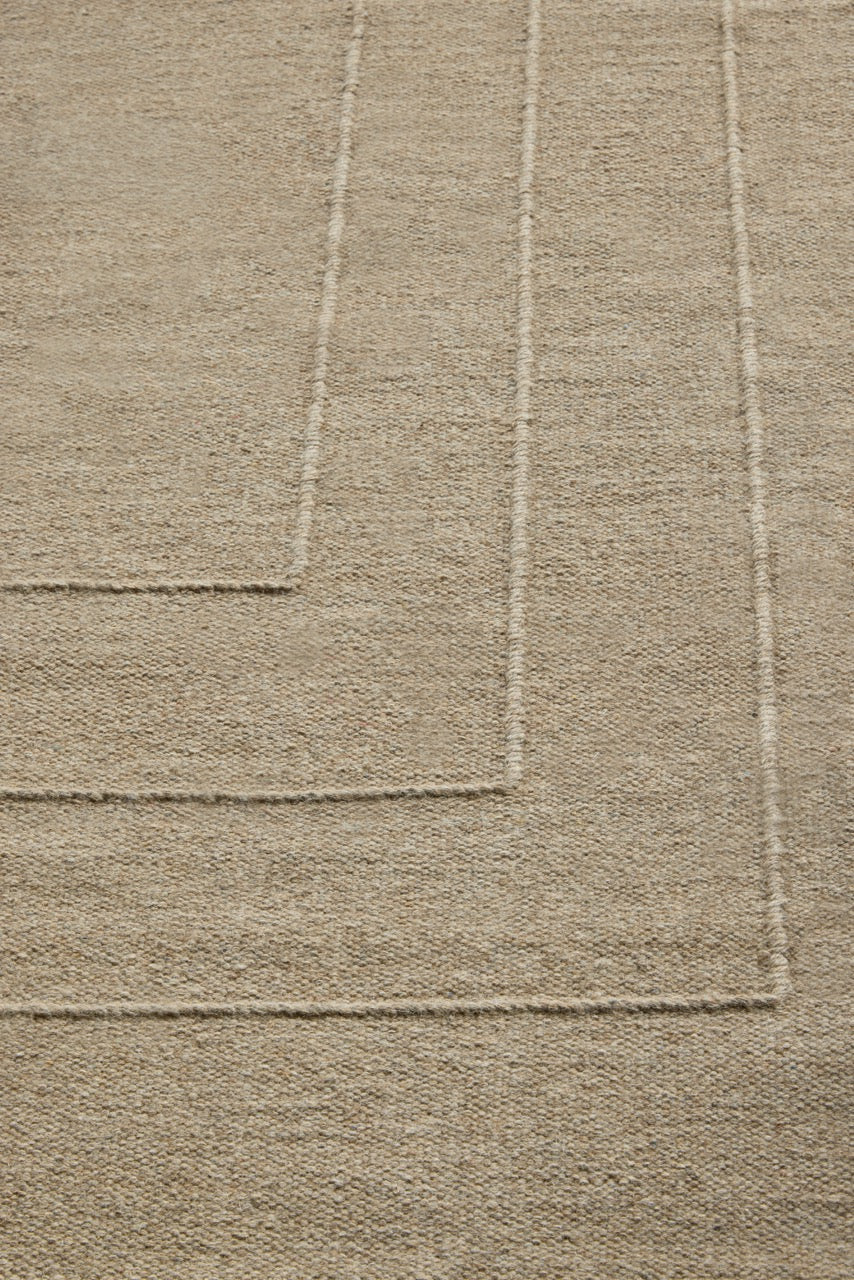Brink & Campman Senso Border Natural tapijt in zandbeige met drie kaders in reliëf, in een interieur, tweede beeld