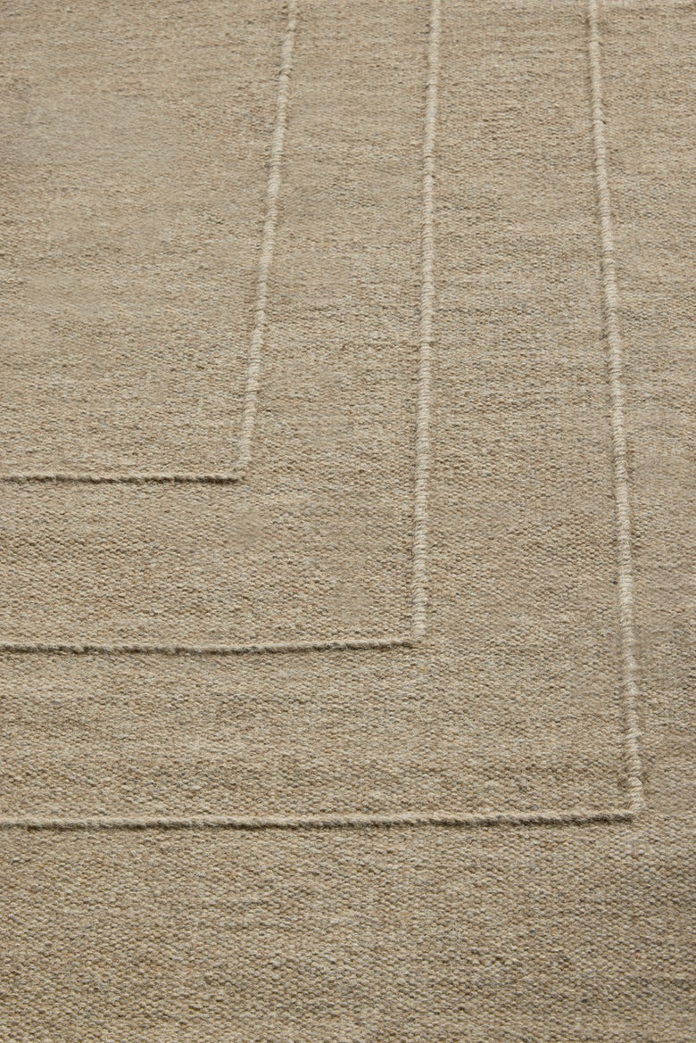 Brink & Campman Senso Border Natural tapijt in zandbeige met drie kaders in reliëf, in een interieur, tweede beeld