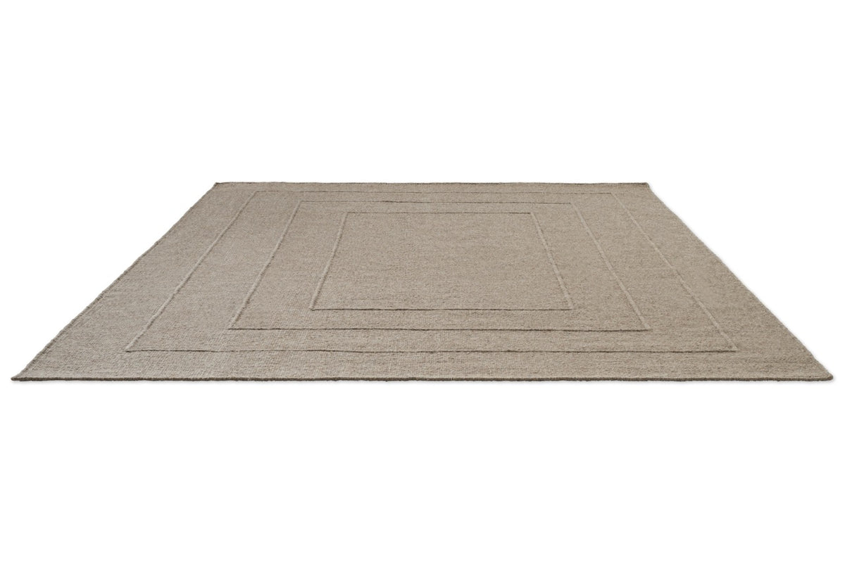 Brink & Campman Senso Border Soft Taupe tapijt in grijs taupe met drie kaders in reliëf, in perspectief