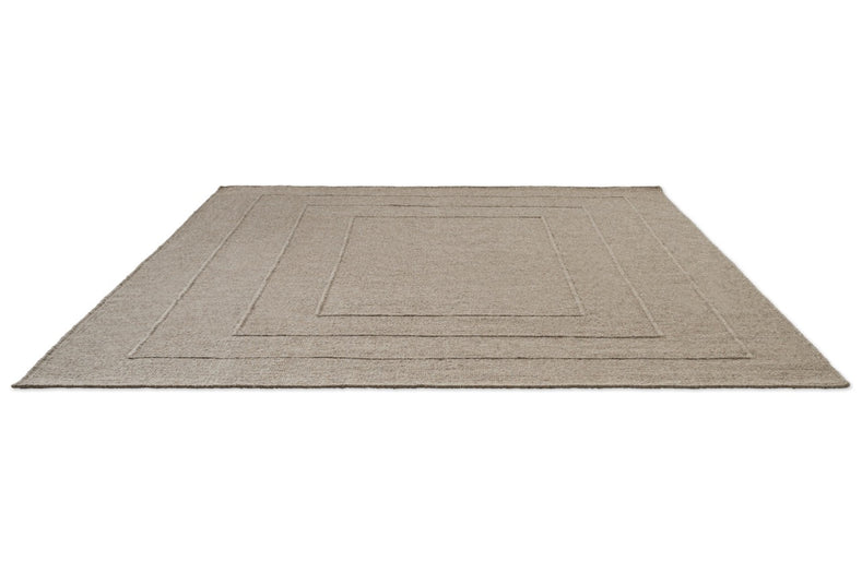 Brink & Campman Senso Border Soft Taupe tapijt in grijs taupe met drie kaders in reliëf, in perspectief