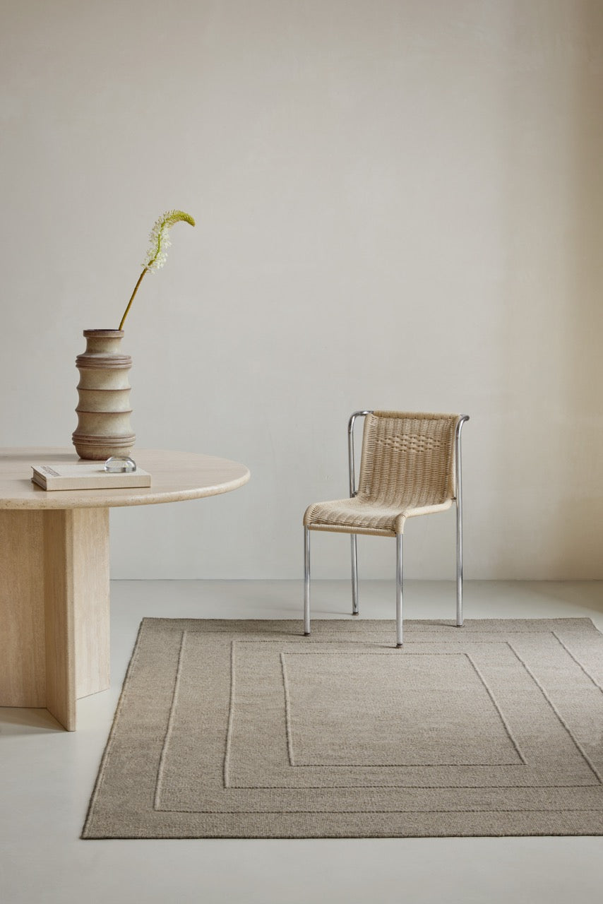 Brink & Campman Senso Border Soft Taupe tapijt in grijs taupe met drie kaders in reliëf, in een interieur