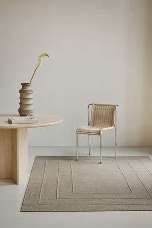 Brink & Campman Senso Border Soft Taupe tapijt in grijs taupe met drie kaders in reliëf, in een interieur