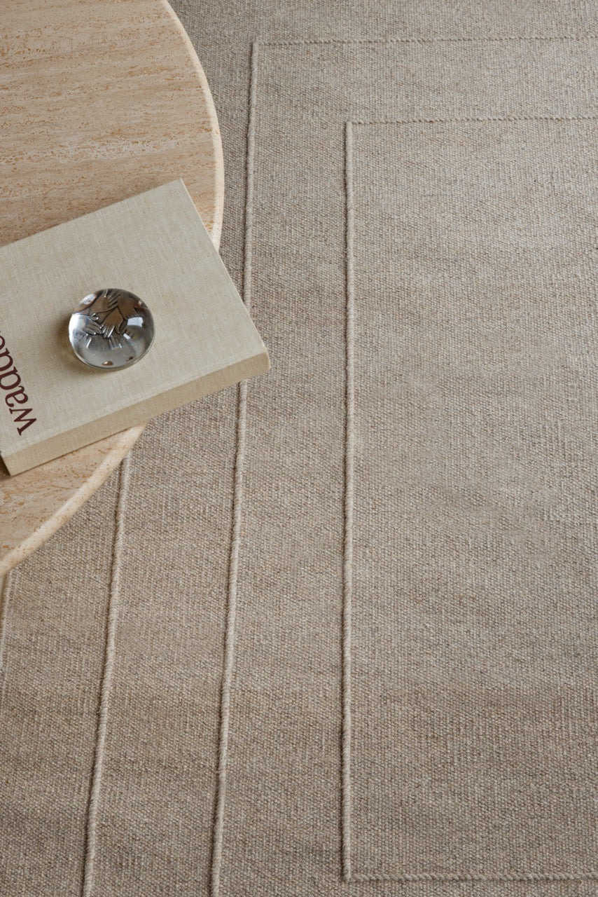 Brink & Campman Senso Border Soft Taupe tapijt in grijs taupe met drie kaders in reliëf, in een interieur, tweede beeld