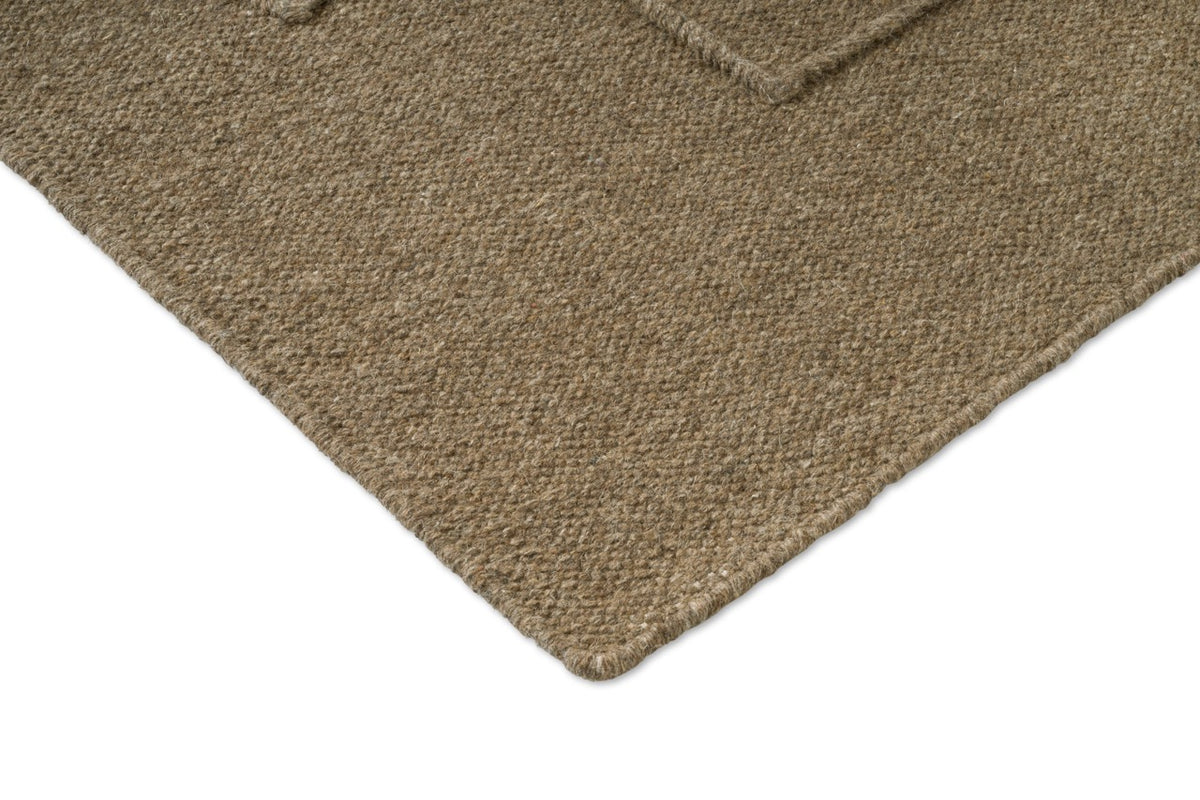Brink & Campman Senso Level Fur Brown tapijt, detail van hoek en weefsel