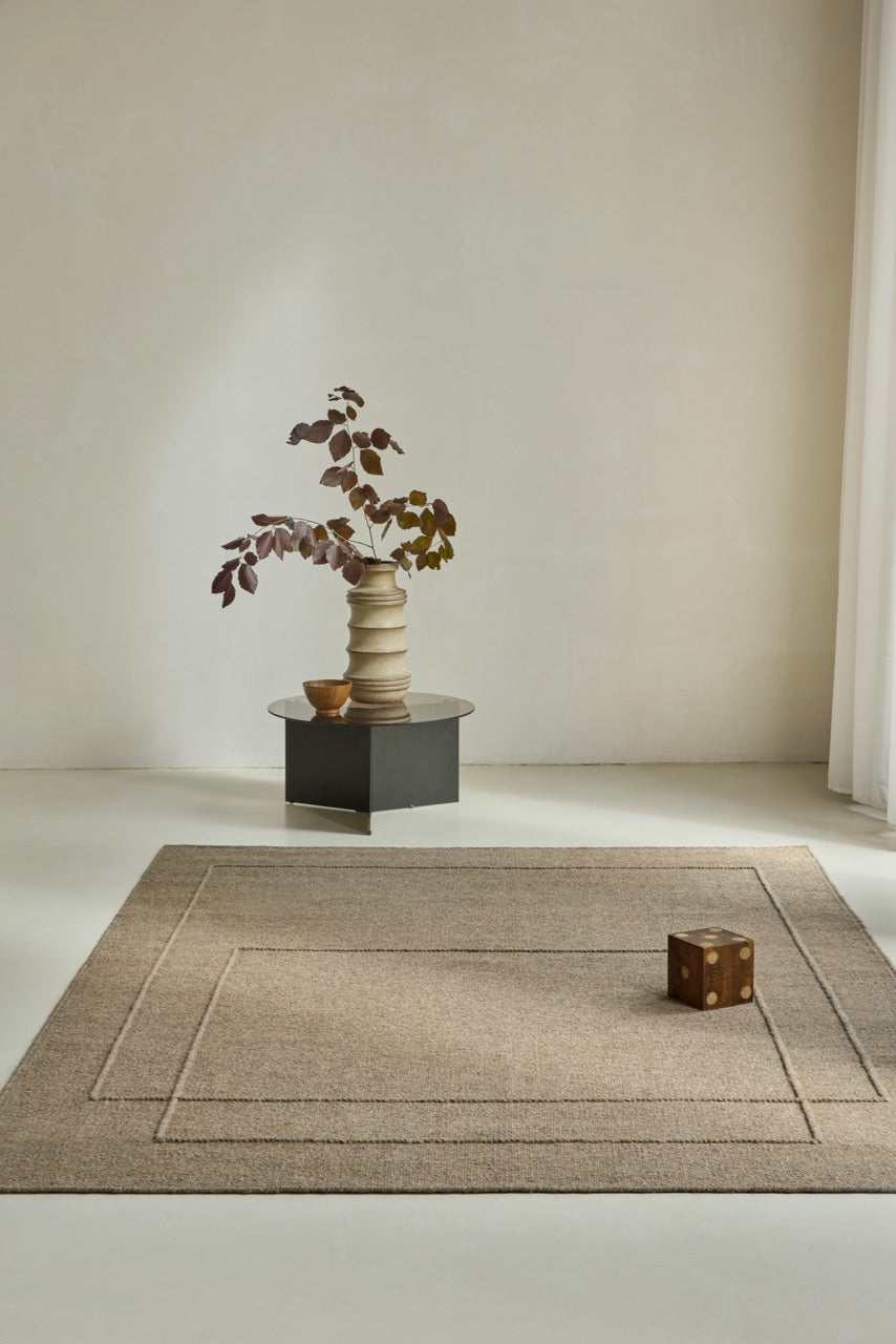 Brink & Campman Senso Level Fur Brown tapijt in camelbruin met twee rechthoeken in reliëf, in een interieur