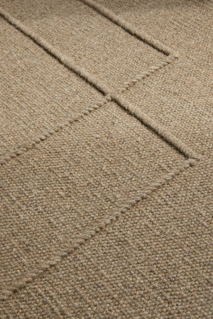 Brink & Campman Senso Level Fur Brown tapijt in camelbruin met twee rechthoeken in reliëf, in een interieur, tweede beeld