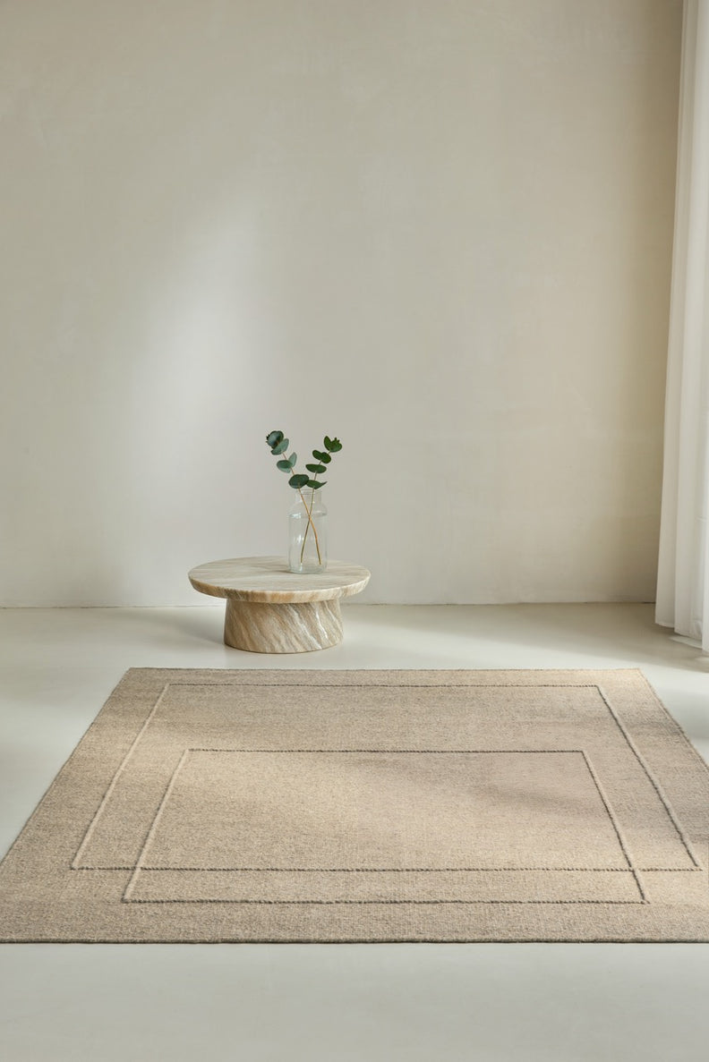 Brink & Campman Senso Level Natural tapijt in zandbeige met twee rechthoeken in reliëf, in een interieur