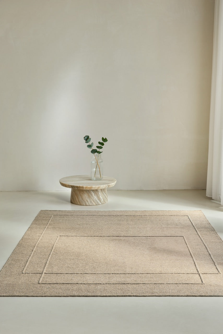 Brink & Campman Senso Level Natural tapijt in zandbeige met twee rechthoeken in reliëf, in een interieur