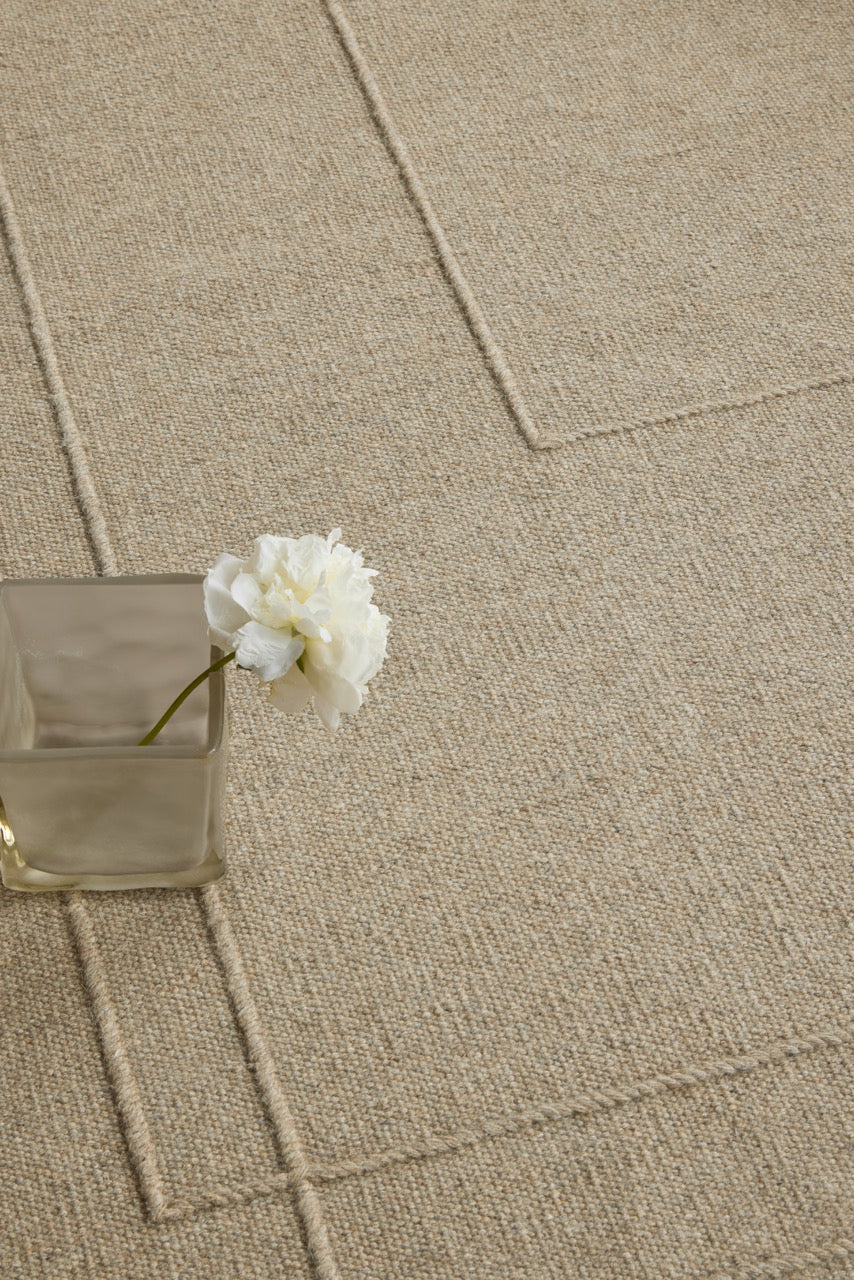 Brink & Campman Senso Level Natural tapijt in zandbeige met twee rechthoeken in reliëf, in een interieur, tweede beeld