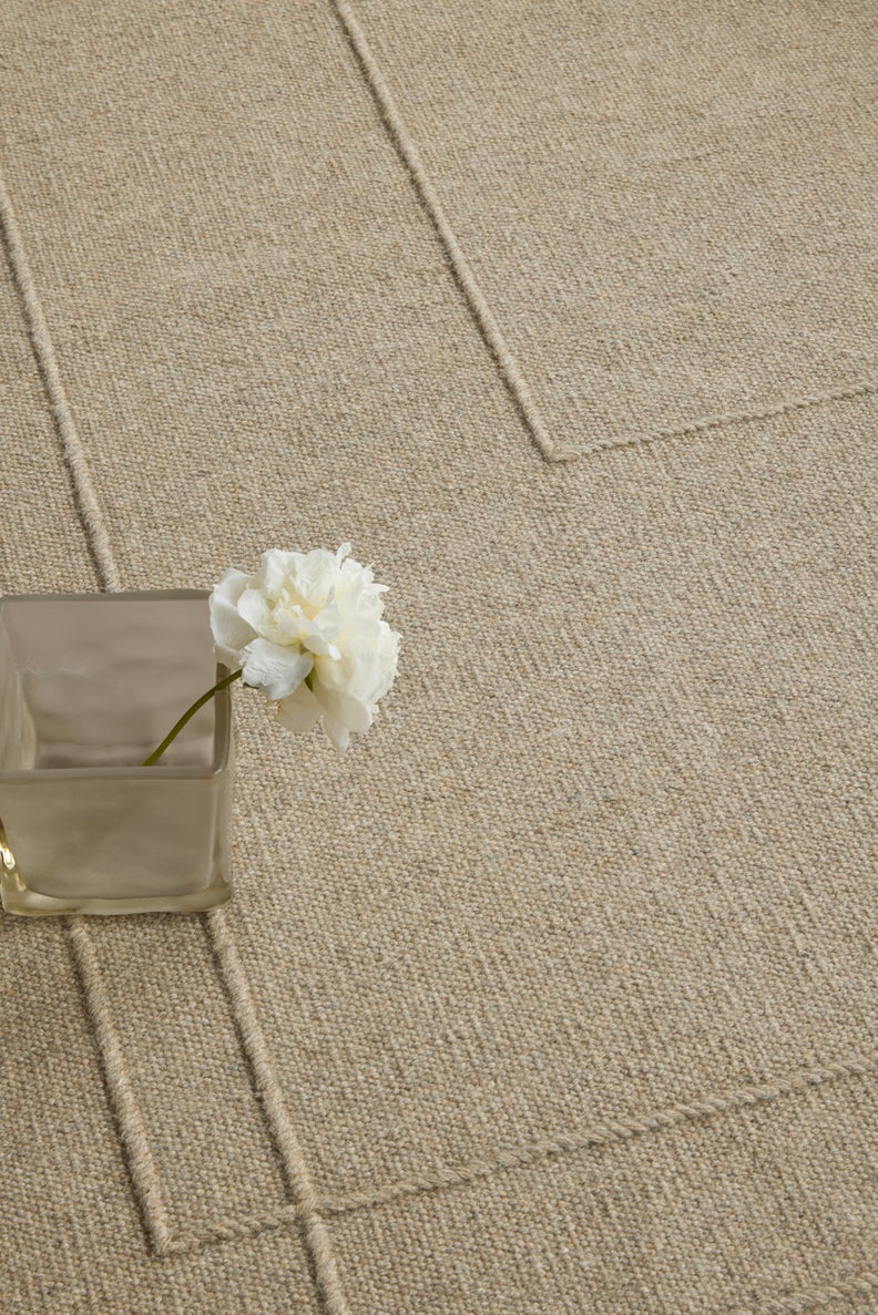 Brink & Campman Senso Level Natural tapijt in zandbeige met twee rechthoeken in reliëf, in een interieur, tweede beeld