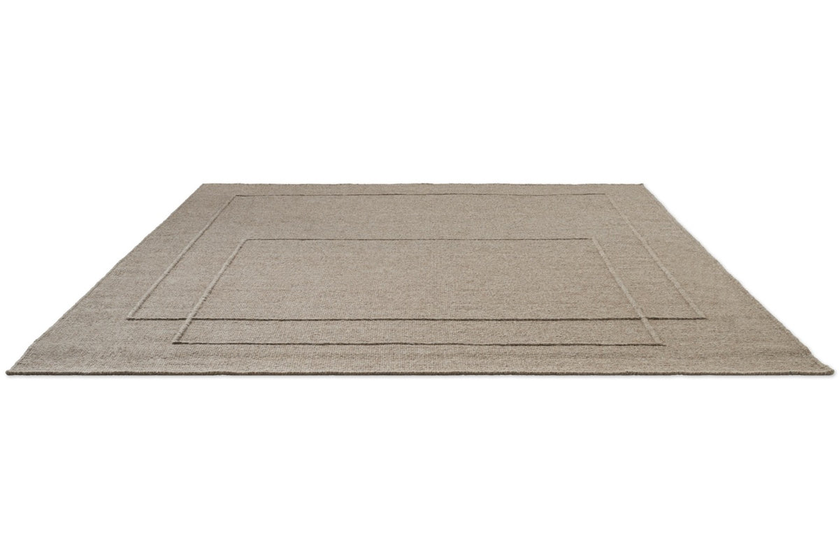 Brink & Campman Senso Level Soft Taupe tapijt in grijs taupe met twee rechthoeken in reliëf, in perspectief