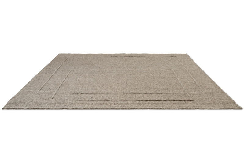 Brink & Campman Senso Level Soft Taupe tapijt in grijs taupe met twee rechthoeken in reliëf, in perspectief