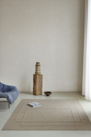 Brink & Campman Senso Level Soft Taupe tapijt in grijs taupe met twee rechthoeken in reliëf, in een interieur