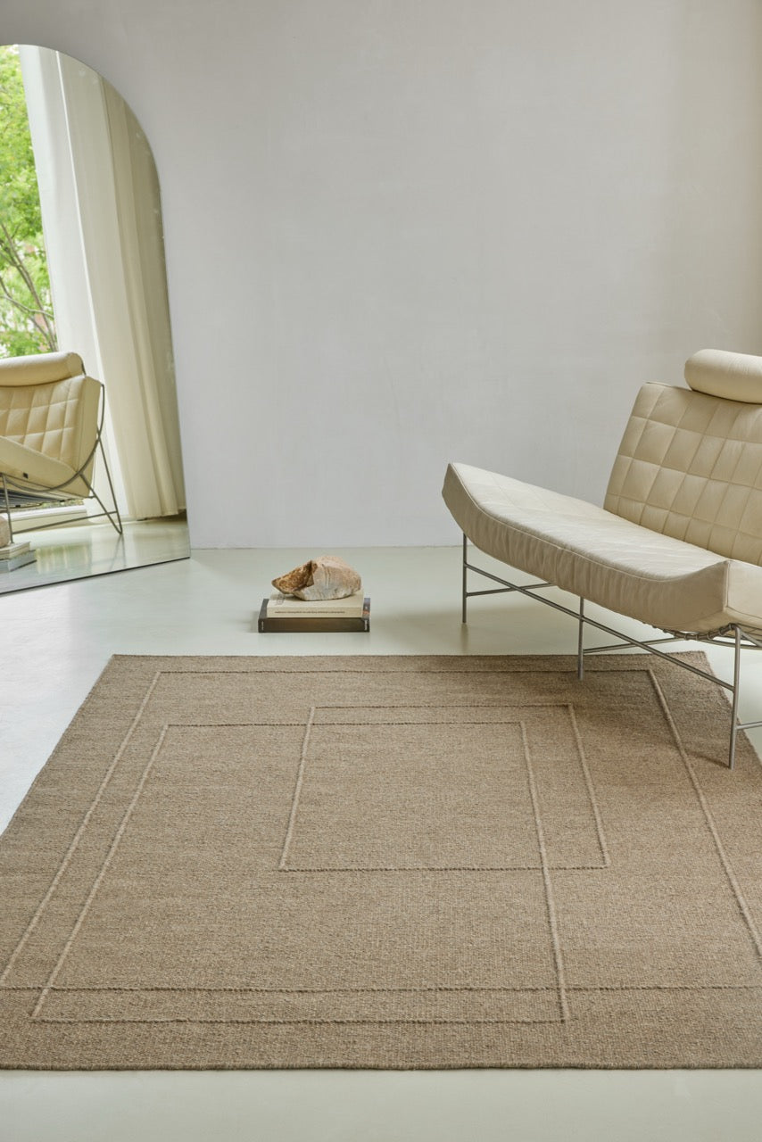 Brink & Campman Senso Planes Fur Brown tapijt in camelbruin met overlappende rechthoeken in reliëf, in een interieur