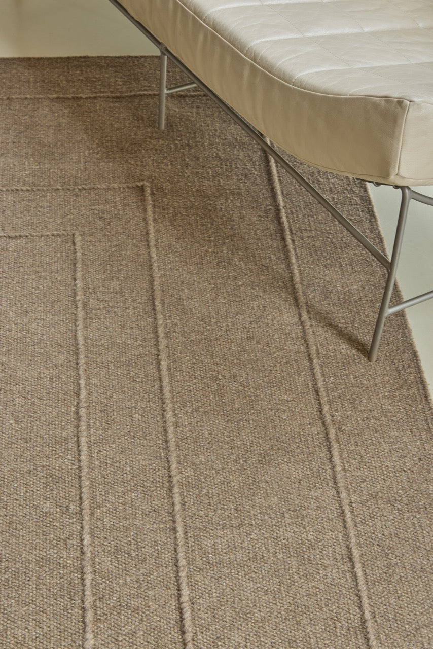 Brink & Campman Senso Planes Fur Brown tapijt in camelbruin met overlappende rechthoeken in reliëf, in een interieur, tweede beeld