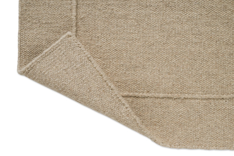 Brink & Campman Senso Planes Natural tapijt, detail van omgeslagen hoek en achterzijde