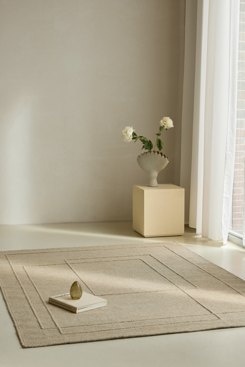 Brink & Campman Senso Planes Natural tapijt in zandbeige met overlappende rechthoeken in reliëf, in een interieur