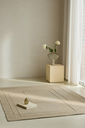 Brink & Campman Senso Planes Natural tapijt in zandbeige met overlappende rechthoeken in reliëf, in een interieur