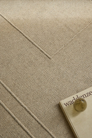 Brink & Campman Senso Planes Natural tapijt in zandbeige met overlappende rechthoeken in reliëf, in een interieur, tweede beeld