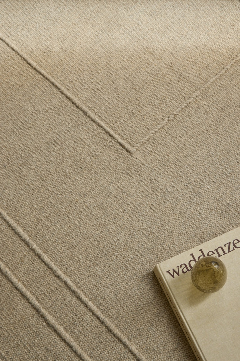 Brink & Campman Senso Planes Natural tapijt in zandbeige met overlappende rechthoeken in reliëf, in een interieur, tweede beeld