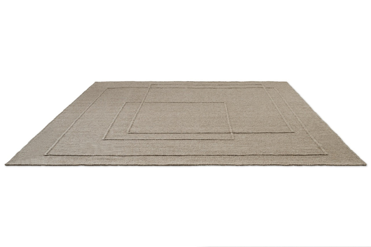 Brink & Campman Senso Planes Soft Taupe tapijt in grijs taupe met overlappende rechthoeken in reliëf, in perspectief