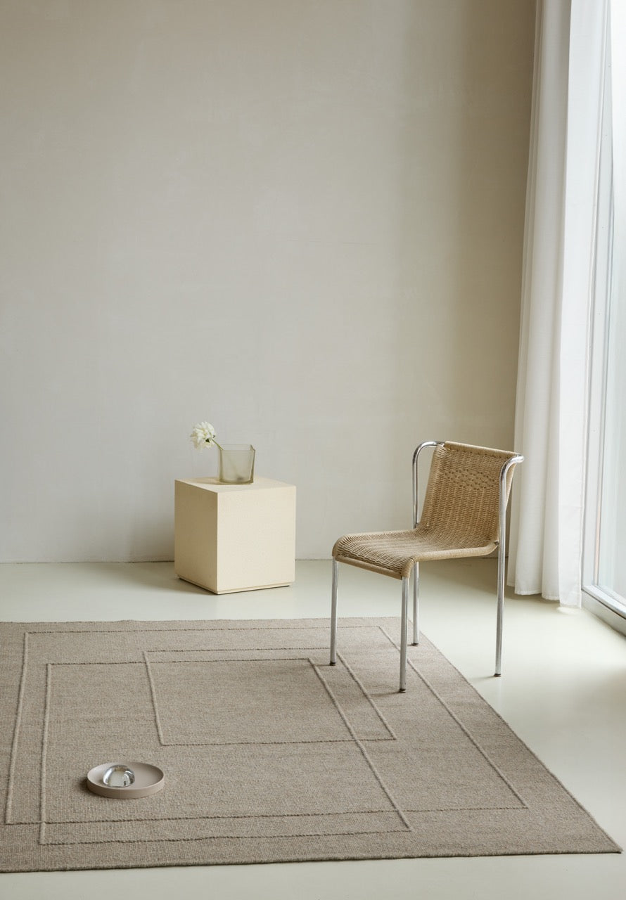 Brink & Campman Senso Planes Soft Taupe tapijt in grijs taupe met overlappende rechthoeken in reliëf, in een interieur