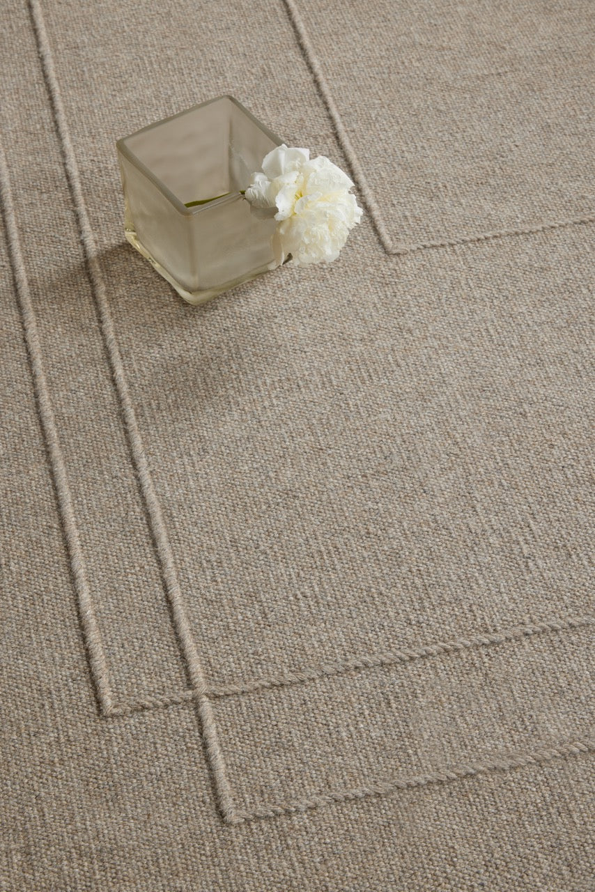 Brink & Campman Senso Planes Soft Taupe tapijt in grijs taupe met overlappende rechthoeken in reliëf, in een interieur, tweede beeld