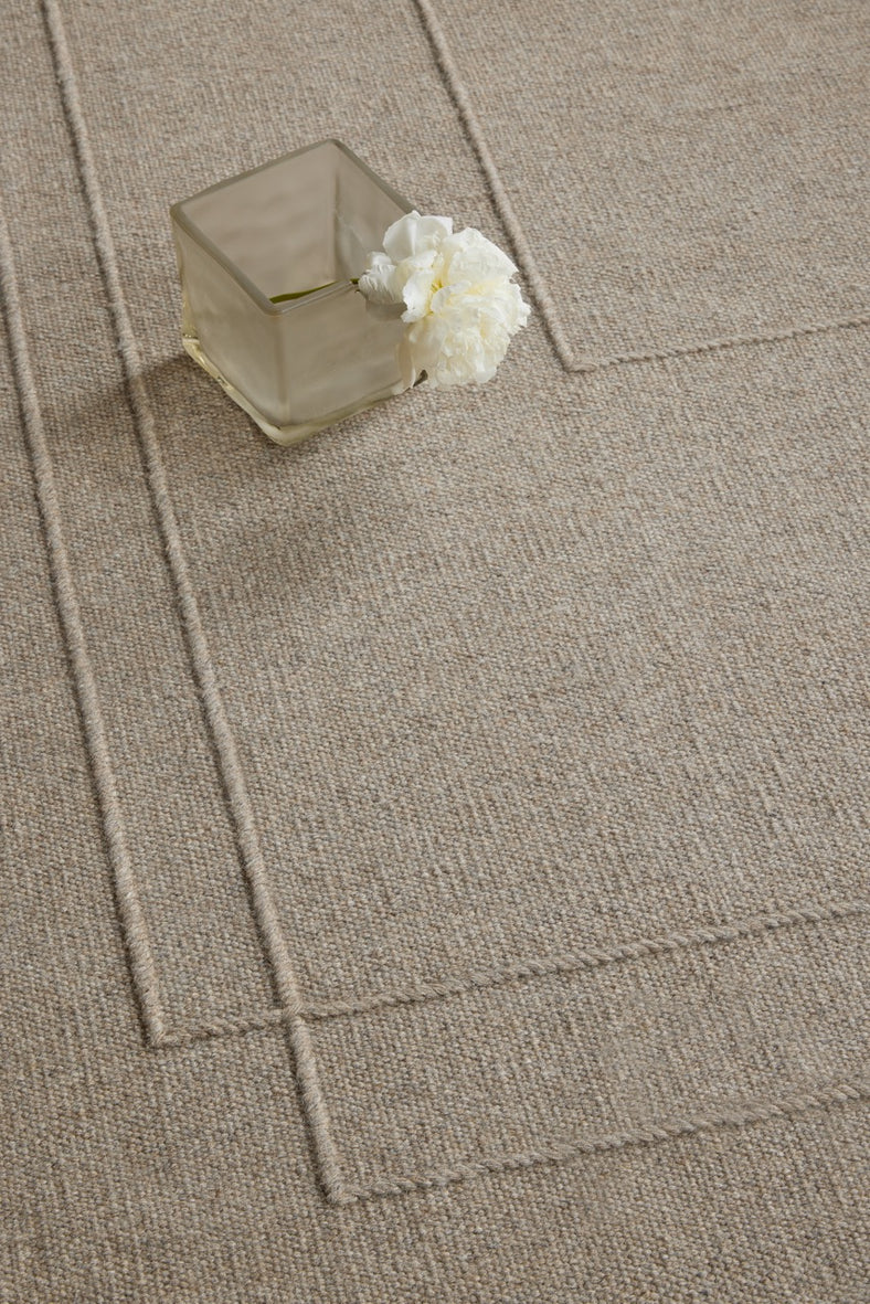 Brink & Campman Senso Planes Soft Taupe tapijt in grijs taupe met overlappende rechthoeken in reliëf, in een interieur, tweede beeld