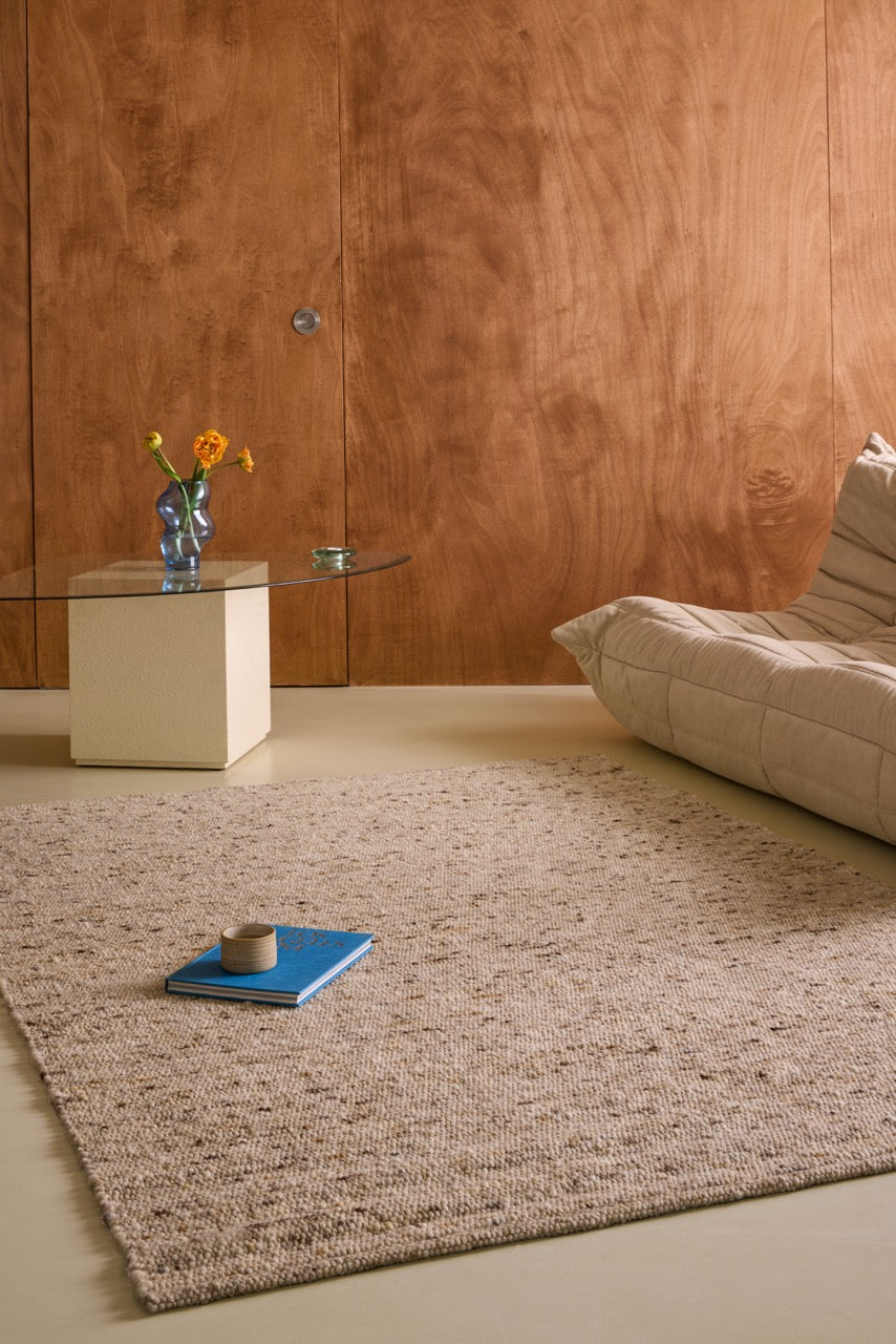 Brink & Campman Sober Natural tapijt in havermoutbeige en crème met bruine spikkels, in een interieur