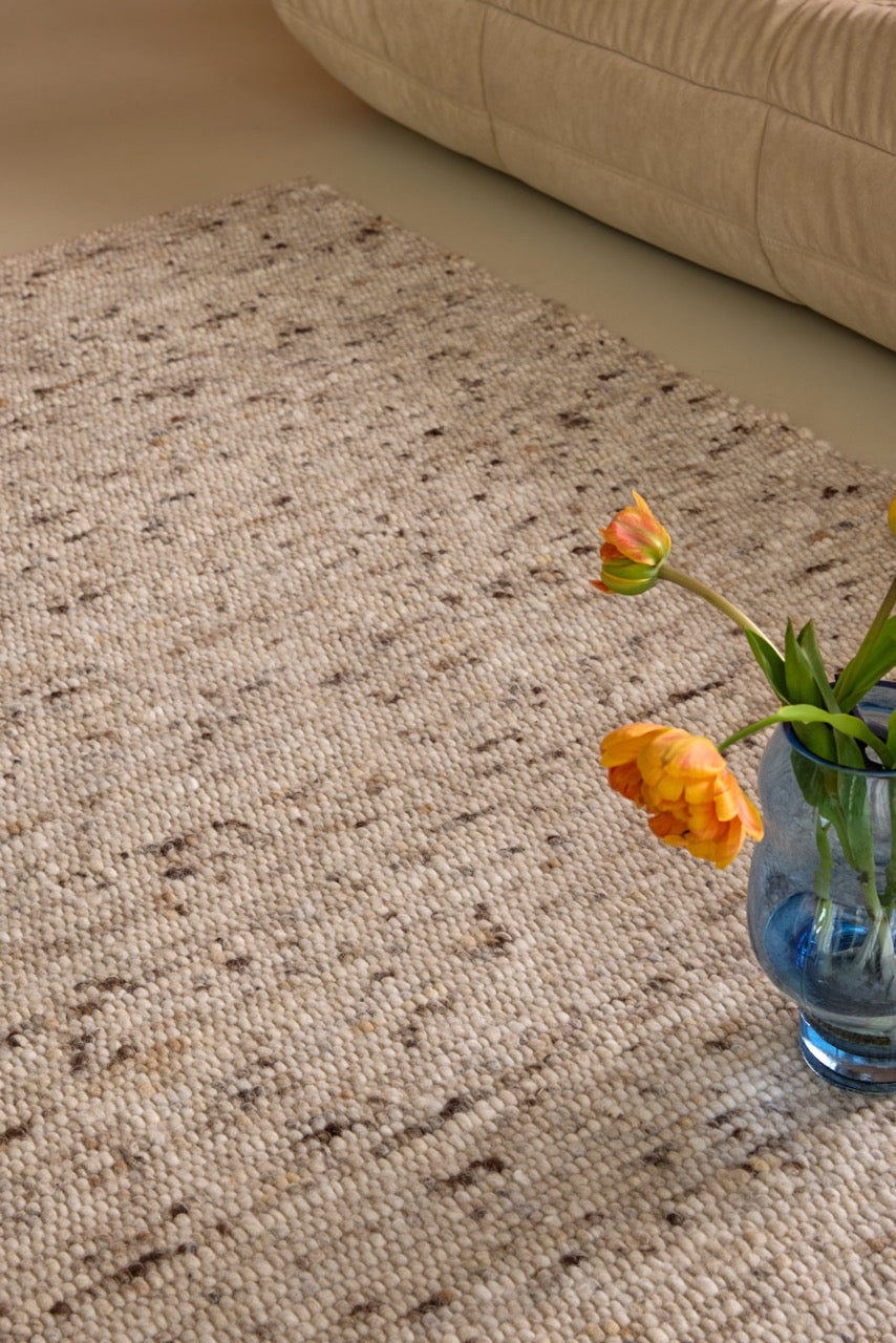 Brink & Campman Sober Natural tapijt in havermoutbeige en crème met bruine spikkels, in een interieur, tweede beeld