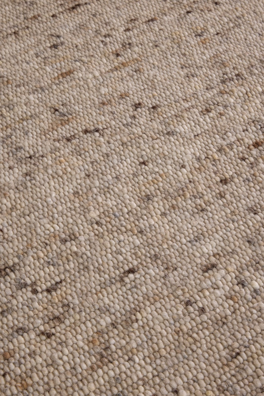 Brink & Campman Sober Natural tapijt in havermoutbeige en crème met bruine spikkels, in een interieur, derde beeld
