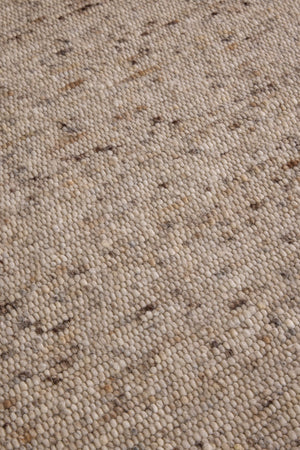 Brink & Campman Sober Natural tapijt in havermoutbeige en crème met bruine spikkels, in een interieur, derde beeld